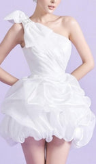Robe courte blanche asymétrique à nœud papillon