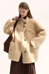 Manteau en pure laine bouclée et peau lainée avec boutons en corne