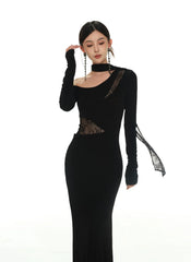 Robe de soirée longue noire à encolure asymétrique et empiècements en dentelle