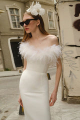 Robe de soirée moulante à décolleté plongeant en plumes d'autruche