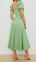 Robe midi vintage à fleurs et manches bouffantes verte 