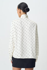 Chemisier slim chic à pois et col noué