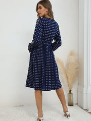 Robe bleue à pois plissée à col en V 