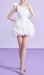 Robe courte blanche asymétrique à nœud papillon