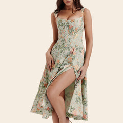 Robe fleurie fendue et décolletée en A