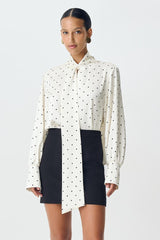 Chemisier slim chic à pois et col noué