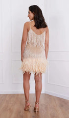 Robe courte beige à franges et plumes 