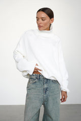Pull en maille unie à col montant et coupe ajustée.