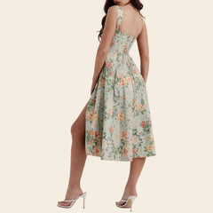 Robe fleurie fendue et décolletée en A