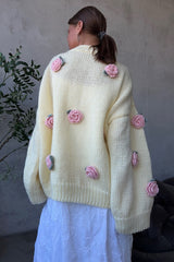 Pull en maille minimaliste à col rond et fleurs 3D