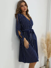 Robe bleue à pois plissée à col en V 