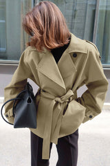Trench-coat chic de créateur, col cranté ample et ceinture à nouer