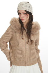 Gilet court en maille à capuche et col duveteux