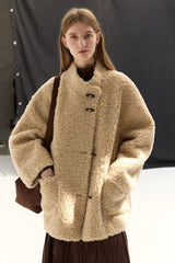 Manteau en pure laine bouclée et peau lainée avec boutons en corne