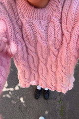 Pull court rose à torsades ample