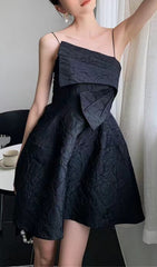 Robe courte à bretelles noires