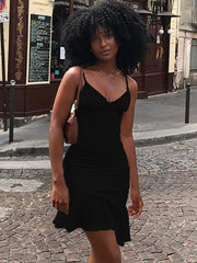 Robe courte unie à dos nu et volants, coutures dos nu, couleur licou 