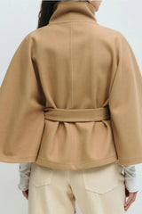 Trench-coat uni à col montant, boutonné à la taille et ceinture nouée
