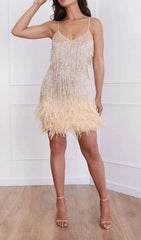 Robe courte beige à franges et plumes 