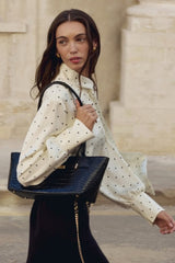 Chemisier slim chic à pois et col noué
