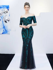 Robe de soirée longue élégante à épaules dénudées et à traîne. 