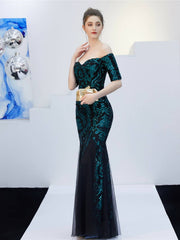 Robe de soirée longue élégante à épaules dénudées et à traîne. 