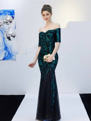 Robe de soirée longue élégante à épaules dénudées et à traîne. 