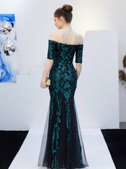 Robe de soirée longue élégante à épaules dénudées et à traîne. 