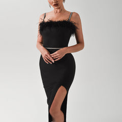 Robe bandage midi sans bretelles à plumes