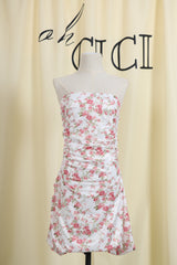 Robe courte imprimée de roses blanches 