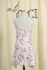 Robe courte imprimée de roses blanches 