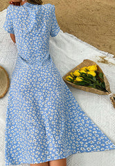 Robe fendue à boutons floraux
