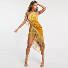 Robe moulante midi à bretelles et sans manches avec franges