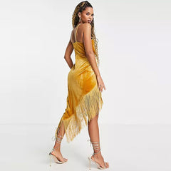 Robe moulante midi à bretelles et sans manches avec franges