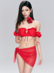 Ensemble bikini rouge à épaules dénudées et volants avec paréo transparent