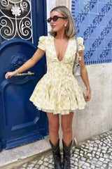 Robe plissée à manches courtes et col en V