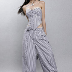 Ensemble rayé avec gilet et pantalon à bretelles croisées sur la poitrine