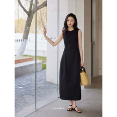 Robe maxi sans manches assortie à un sac à main en paille tressée