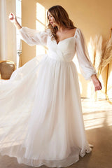 Robe de soirée fendue et décolletée 