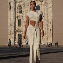 Robe de déesse drapée et découpée