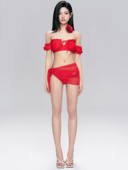 Ensemble bikini rouge à épaules dénudées et volants avec paréo transparent