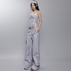 Ensemble rayé avec gilet et pantalon à bretelles croisées sur la poitrine