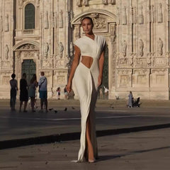 Robe de déesse drapée et découpée