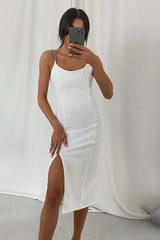 Robe à bretelles en chaîne fendue sur les hanches et décolleté en U