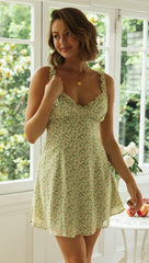 Robe courte verte à fleurs et bretelles à volants
