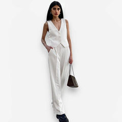 Costume haut de gamme composé d'un gilet sans manches à col en V et d'un pantalon.