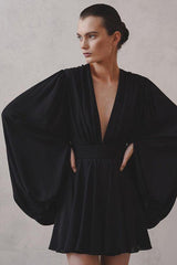 robe noire courte à manches bouffantes et col en V