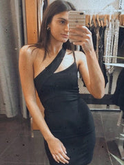 Robe cintrée à épaules dénudées 