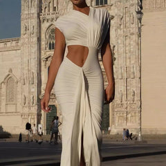 Robe de déesse drapée et découpée