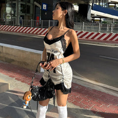 Robe nuisette plissée en satin imprimé à col V et dentelle